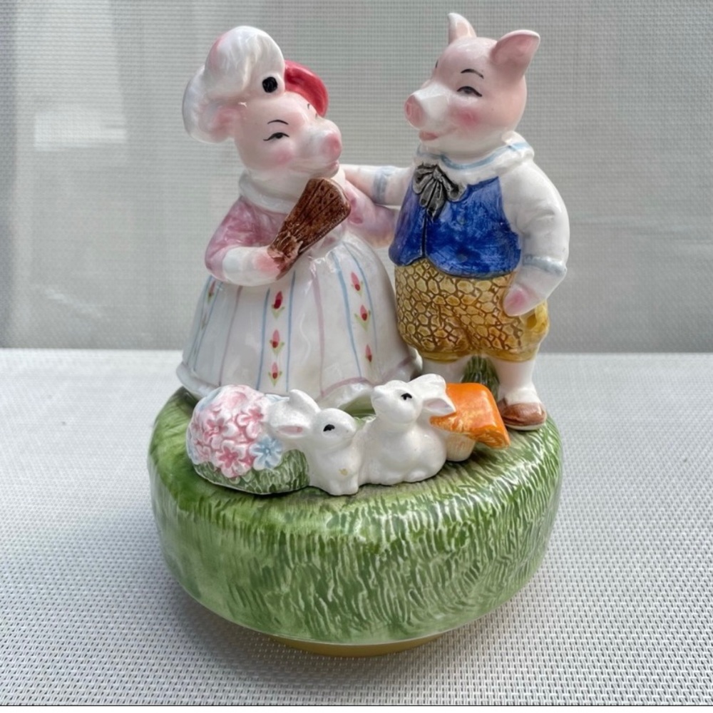 Schmid Piggy Music box from 1985 in Excellent condition. Howard Caplan Music